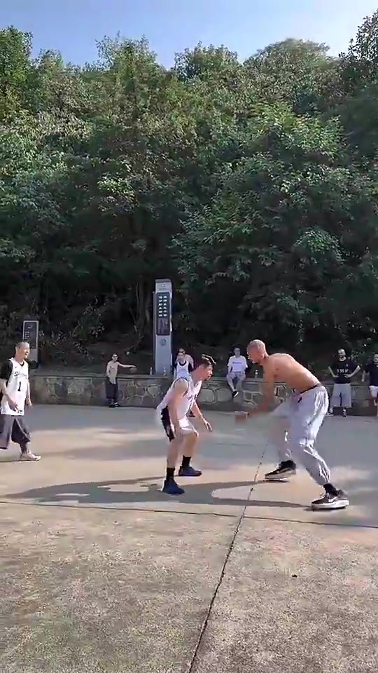 文班去年休赛期光着膀子在少林寺打球，这身体谁看了不震撼🙊